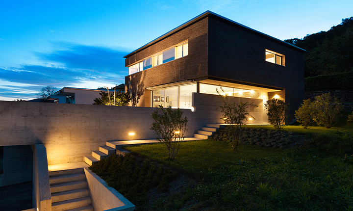 Cum să pui în valoare arhitectura locuinței prin iluminatul exterior